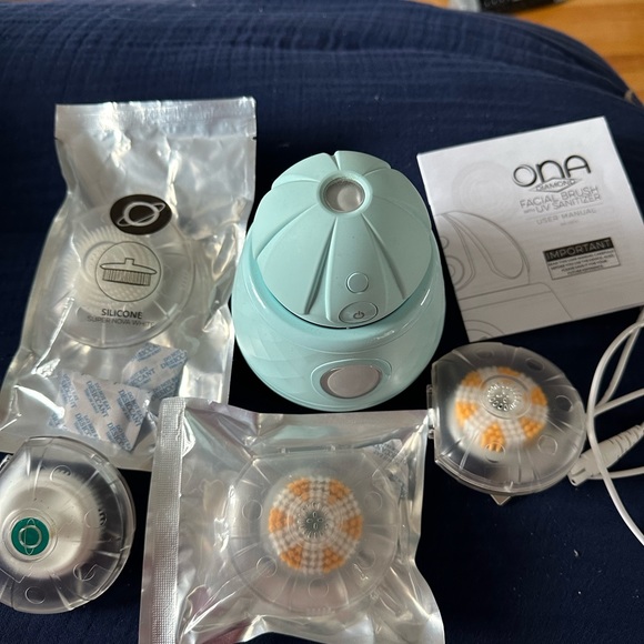 Tao Ona Facial Cleansing Brush with UV Light in Base - Picture 1 of 4